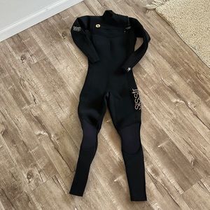 Sisstrevolution women’s full suit